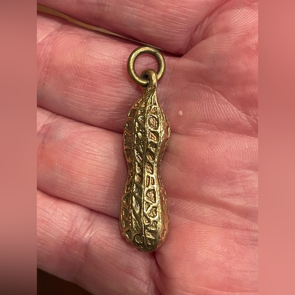 EXCELLENT VINTAGE HEAVY GOLD TONE 1.5” PEANUT PENDENT CHARM